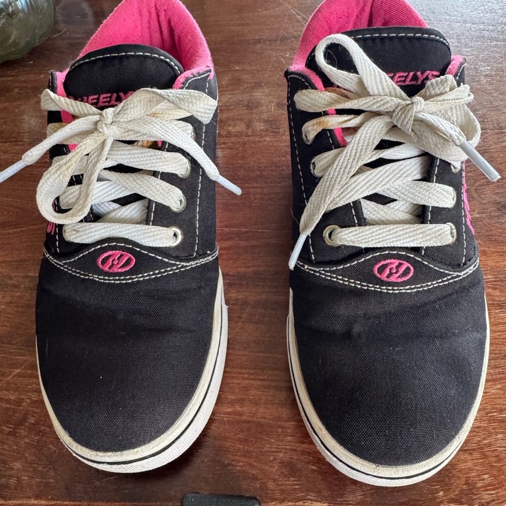 Heelys Black and White Skate Shoes with Accessories